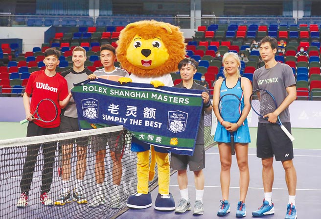 黄舒骏（右三）在球赛中担任队长，还赢了比赛，相当风光。（黄舒骏提供）