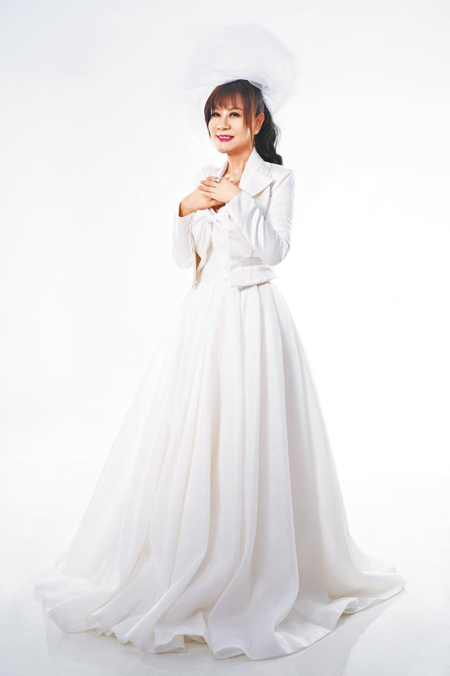 龙千玉为新专辑拍摄，特地穿上典雅白纱，气质优雅。