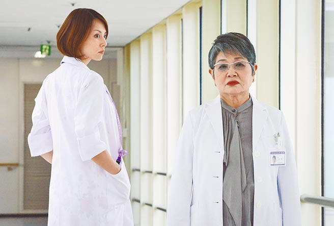 泉平子近年曾在《派遣女醫X》第四季演黑心醫院副院長。（摘自朝日電視台官網）