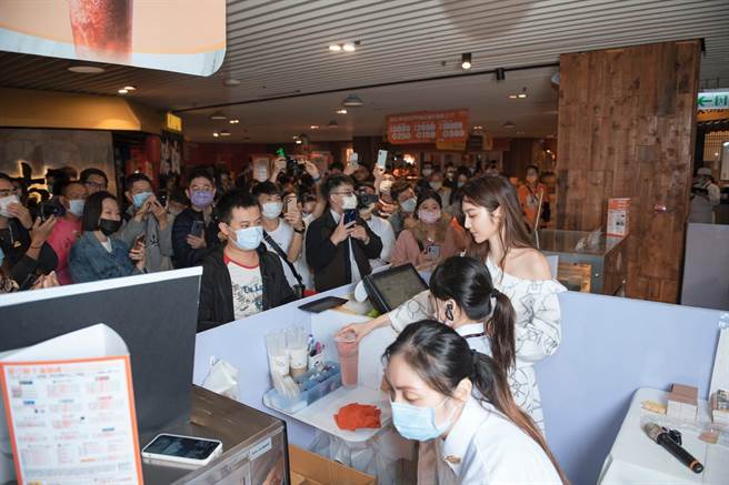 曾莞婷现身手摇饮店面，吸引大批粉丝抢拍。（曾莞婷工作室提供）