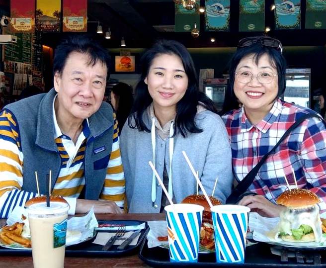 衛福部嘉義醫院麻醉科主任曾慶暉的獨生女曾以琳月初在韓國遭酒駕駕駛撞死，韓國媒體28日公布監視器畫面，曾以琳走在斑馬線上，轉頭發現轎車高速行駛而來時已來不及閃。（圖／中時資料庫、曾慶暉提供）