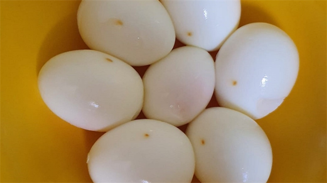 網友PO出水煮蛋剝殼後出現謎樣小黃點。(圖/截自臉書《我愛全聯-好物老實說》)