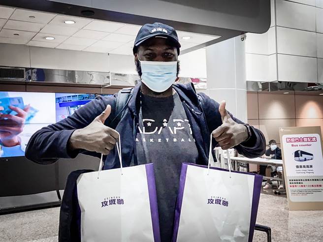 新竹攻城狮第2名洋将雷特也在28日傍晚抵台接受14天隔离了。(攻城狮提供)