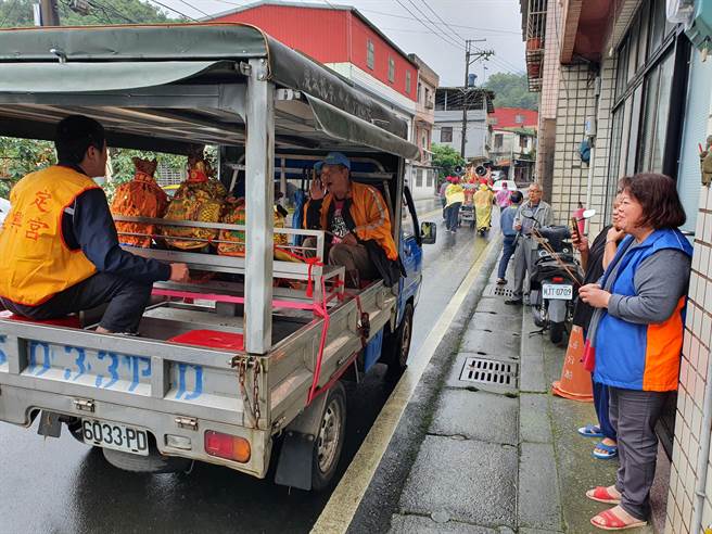 今（29日）適逢農曆10月15日水官大帝聖誕，新北市石碇永定聖興宮舉辦繞境活動。（葉書宏攝）