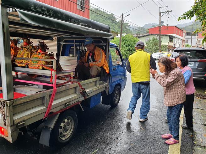 今（29日）適逢農曆10月15日水官大帝聖誕，新北市石碇永定聖興宮舉辦繞境活動。（葉書宏攝）