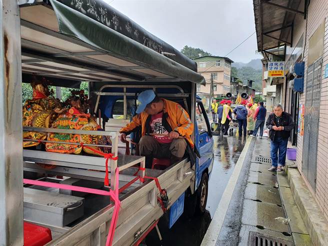 今（29日）適逢農曆10月15日水官大帝聖誕，新北市石碇永定聖興宮舉辦繞境活動。（葉書宏攝）