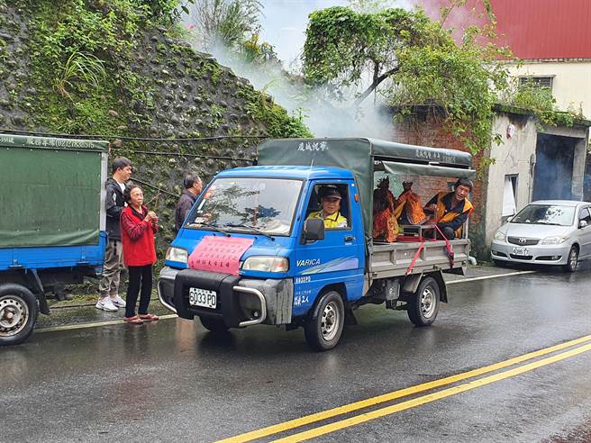 今（29日）適逢農曆10月15日水官大帝聖誕，新北市石碇永定聖興宮舉辦繞境活動。（葉書宏攝）