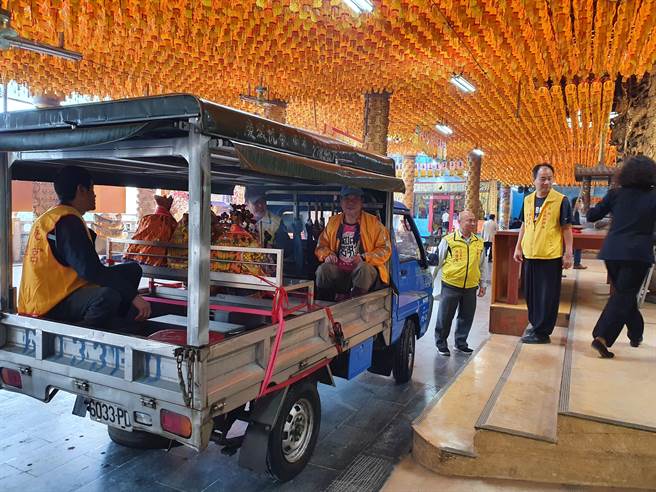 今（29日）適逢農曆10月15日水官大帝聖誕，新北市石碇永定聖興宮舉辦繞境活動。（葉書宏攝）