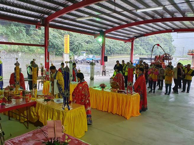 今（29日）適逢農曆10月15日水官大帝聖誕，新北市石碇永定聖興宮舉辦繞境活動。（葉書宏攝）