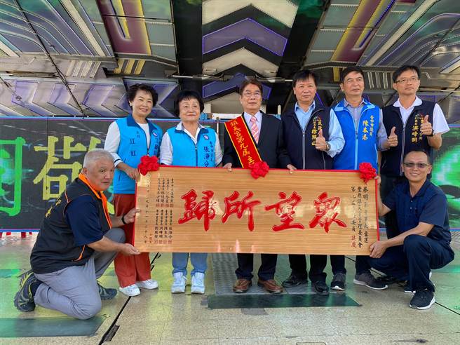 蔡明宗（左三）接任镇天宫主任委员，台中市民政局副局长徐照山（右三）致赠眾望所归匾额。（台中市民政局提供／王文吉台中传真）