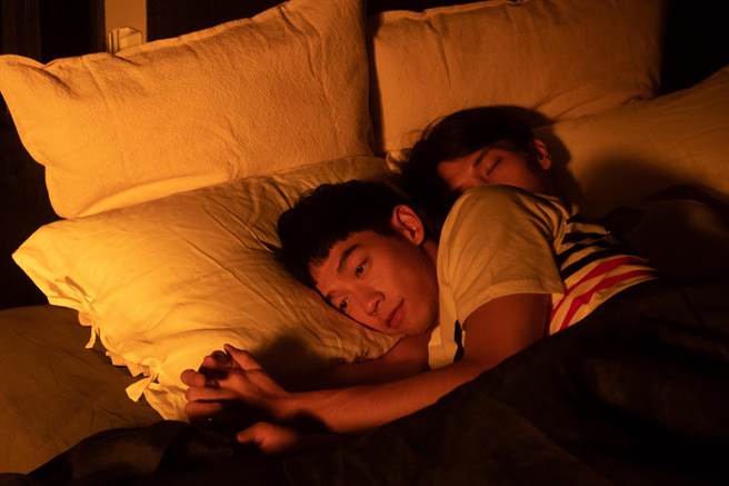 王可元（左）《记忆浮岛》与陈祎伦有床戏。（贵金影业提供）