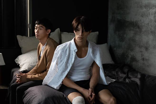 王可元（左）《记忆浮岛》与陈祎伦组男男CP。（贵金影业提供）