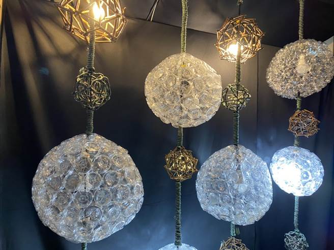 国立海洋科技博物馆海洋剧场大厅展示22款海废设计灯具。（国立海洋科技博物馆／陈彩玲基隆传真）