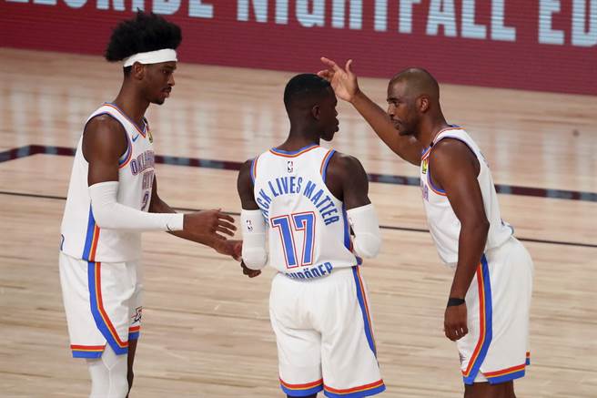 亚歷山大(左)到现在还不太愿意接受保罗(右)被换去太阳的现实。(美联社)