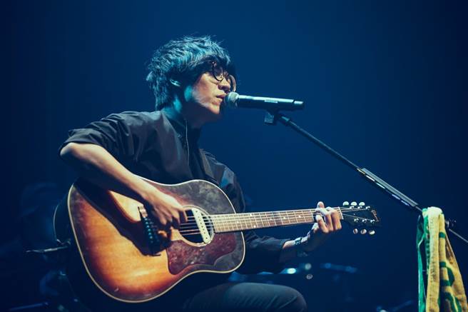 卢广仲在台中演唱会上，首唱新歌〈明年〉。（添翼音乐提供）