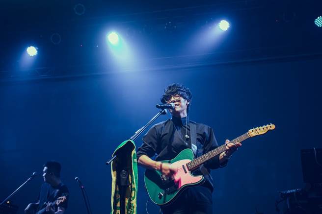 卢广仲在演唱会上，演唱夯曲〈刻在我心底的名字〉全场大合唱。（添翼音乐提供）