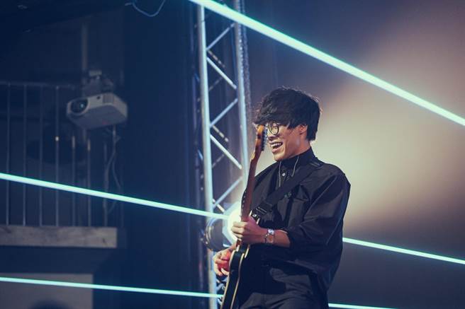 卢广仲在台中演唱会上，演唱〈几分之几〉等大受欢迎的经典歌曲，全场惊呼。（添翼音乐提供）