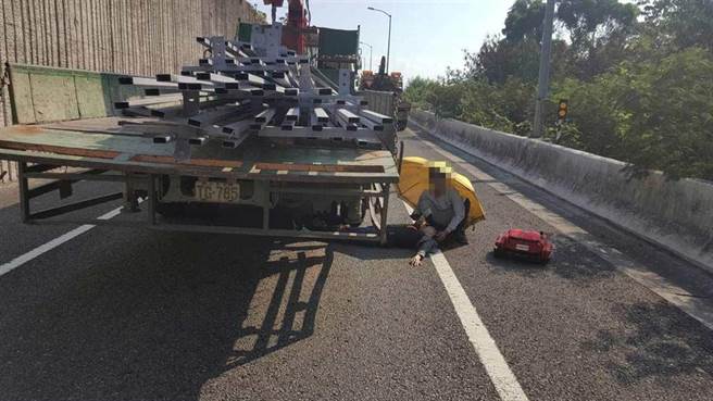 大货车上26岁女乘客掉落国道，双腿再被大货车辗过严重骨折。（国道七队提供／吴敏菁彰化传真）