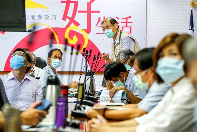 宜兰县政府配合中央加强防疫，同时维持进入办公处所洽公实名制等作法，图为县府县务会议时，官员佩戴口罩开会照片。（本报资料照片）