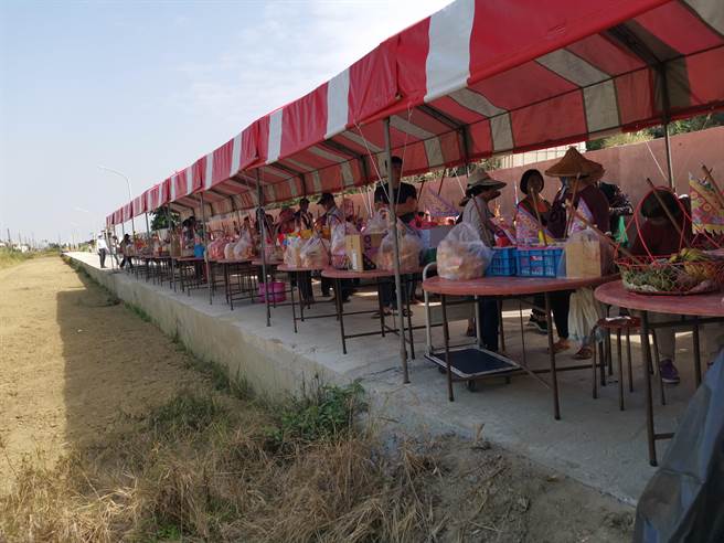 上茄苳中排一改善工程29日举行完工谢土仪式。（刘秀芬摄）