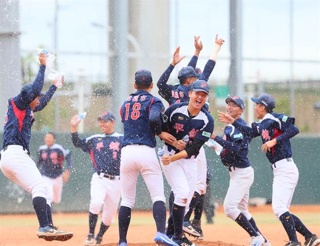 平镇高中在黑豹旗冠军战击败谷保家商，拿下队史第5冠。（陈怡诚摄）