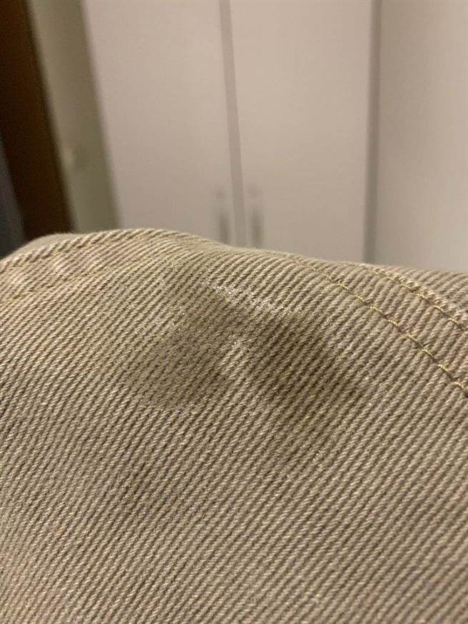 台中年轻女搭公车，裤子出现不明脏污，不信邪闻下去，发现真的是X！（照片来源：Dcard）