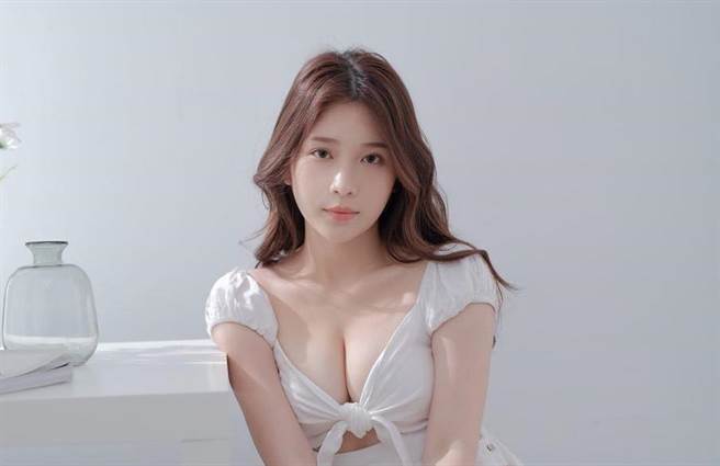 鸡排妹常针对时事议题发表意见。(图/翻摄自鸡排妹IG)