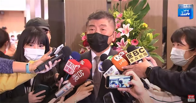 秋冬防疫专案12月1日正式上路，预料桃园机场近日恐爆返国潮，卫福部长陈时中坦承，近日国际疫情严峻，增加确诊病患不可避免。(图/截自中时新闻网直播)