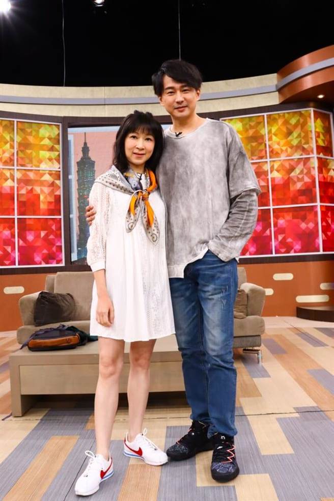 顏嘉樂（左）、狄志杰談求子過程。（衛視中文台提供）