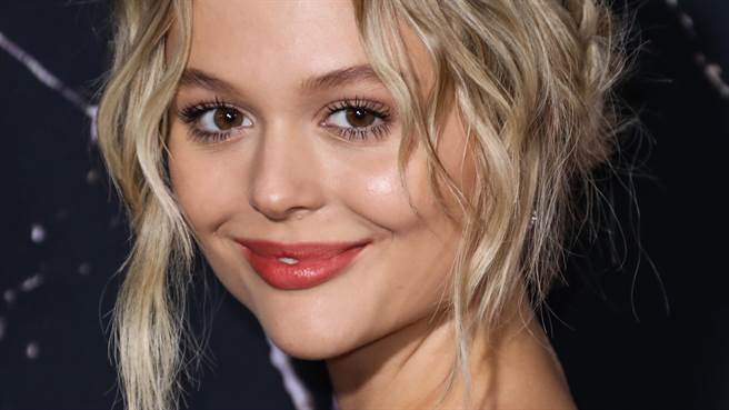 艾米丽阿琳林德(Emily Alyn Lind)侧拍照外流，火辣的穿搭吸引网友热烈讨论。（图／达志影像）