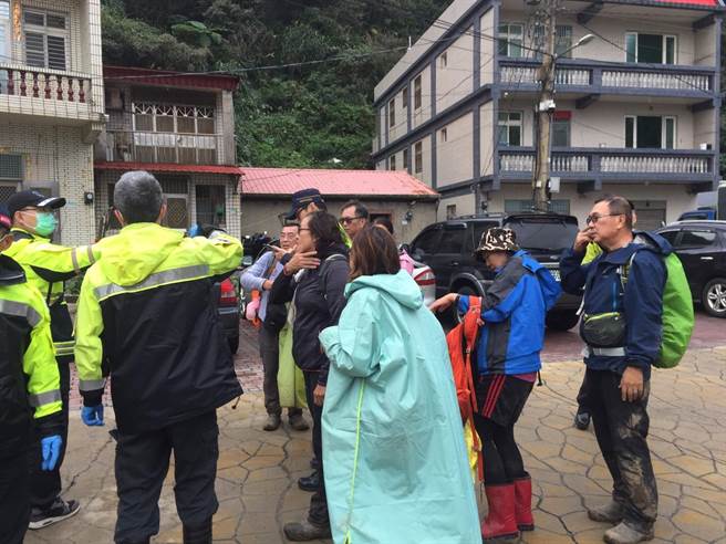 9位民眾爬行新北鼻头角步道时，遭虎头蜂螫伤。（翻摄照片／陈彩玲基隆传真）