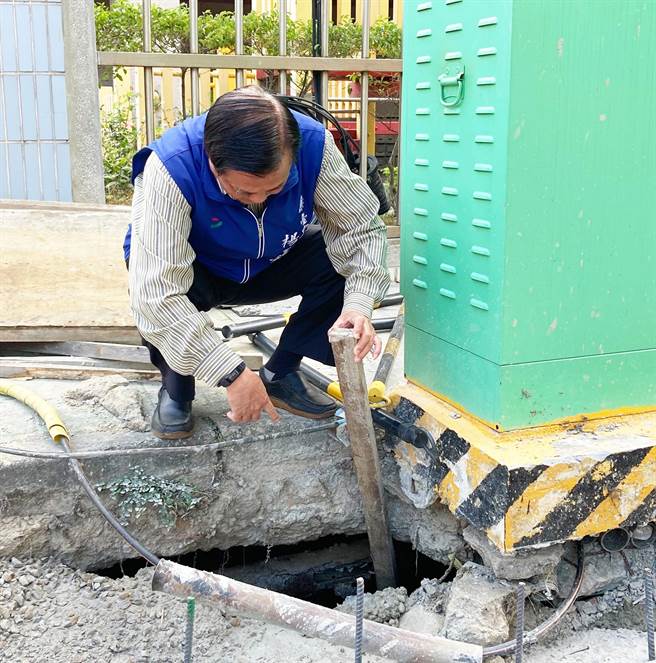 杨正中惊讶的说，不挖不知道，一挖才发现问题严重！（市议员杨正中服务处提供／陈世宗台中传真）