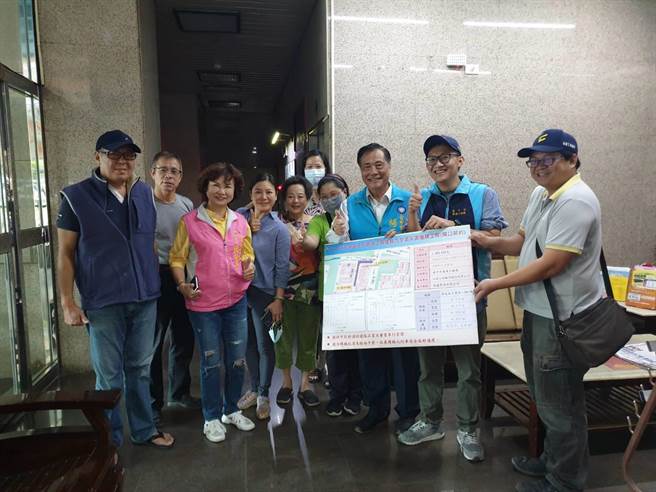 福恩里台开3期社区前水沟重新施做说明会。（市议员杨正中服务处提供／陈世宗台中传真）