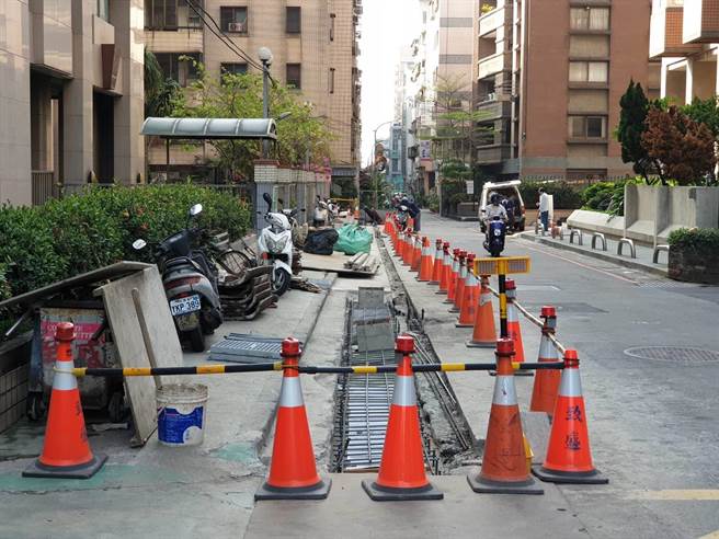 建设局立即派员施工，修復水沟的沟底破洞等问题。（市议员杨正中服务处提供／陈世宗台中传真）