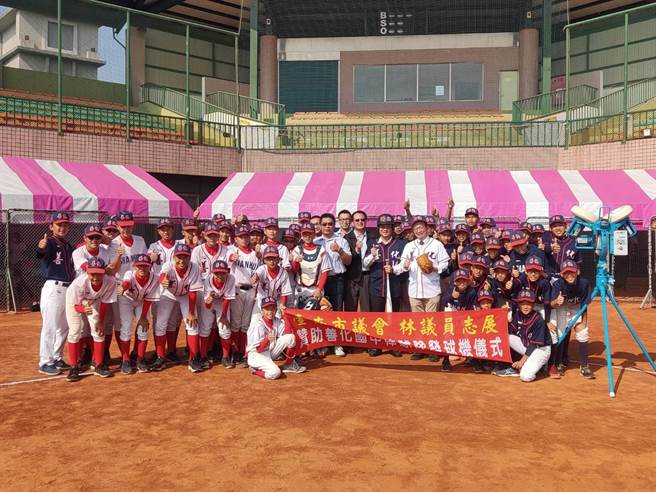 台南市议员林志展捐赠善化国中棒球队1台全新的发球机，29日上午举行捐赠仪式。（台南市善化国中提供／刘秀芬台南传真）