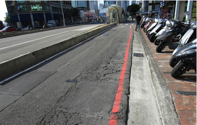 台湾大道机慢车道因路面龟裂、不平，危及机车族的行车安全。（台中市政府提供／陈世宗台中传真）