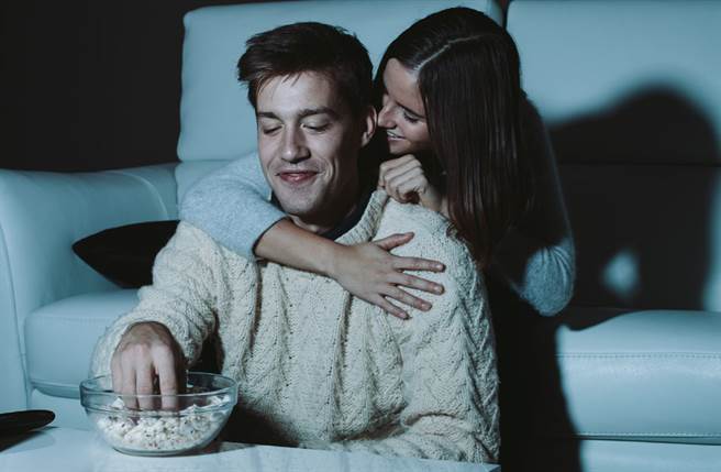 一名台女跟外国男去MTV约会，抱怨对方「神木蠢动」，网酸她「第一天出社会？」。（示意图，达志影像/shutterstock）