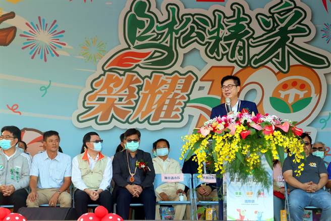 高雄市鸟松国小29日欢庆创校100周年，市长陈其迈亲临祝贺，他说，从日治时期至今，鸟松国小作育英才，是高雄最具指标性的小学之一。（林雅惠摄）