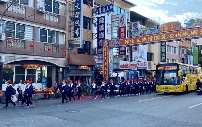 29日埔里镇祈安清醮开始，除全镇茹素7日，埔里街上也举办热闹的妈祖入城遶境活动。（黄立杰摄）