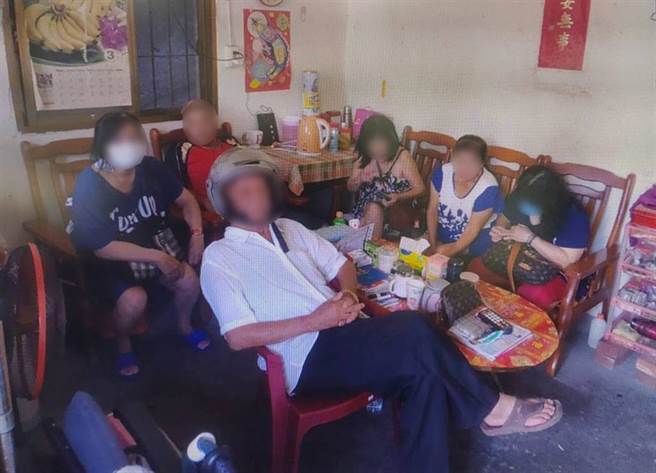 彰化员林警分局破获一处私娼寮，警方在现场逮捕高龄84岁刚「完事」准备离去的嫖客，淡定被捕。（警方提供／吴建辉彰化传真）