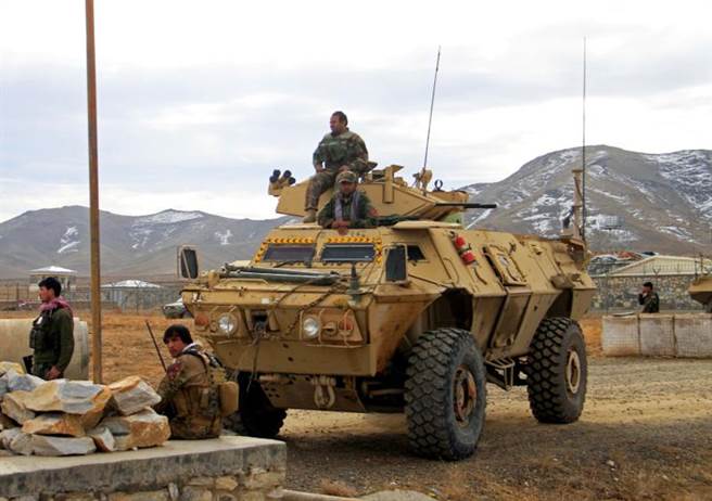 加茲尼市附近的1座軍事基地遇襲，攻擊後阿富汗國民軍拉出甲車巡邏，避免宵小再犯。(圖/路透社)