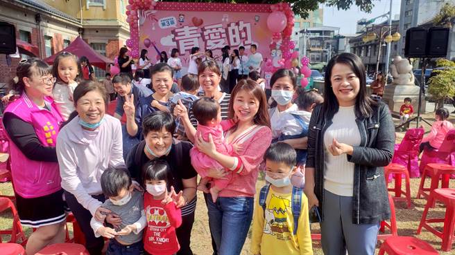 云林县青埔文教基金会董事长、前立委张嘉郡把匯集各界爱心所捐赠的852罐奶粉转赠云林家扶中心、云萱基金会、云林县儿童少年福利保护协会的扶助家庭。（青埔文教基金会提供）