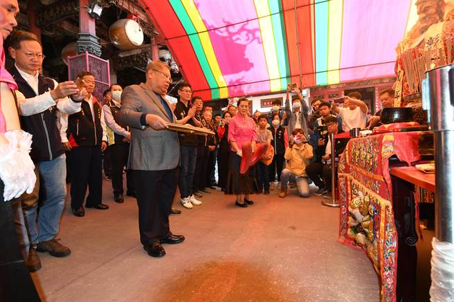 迎接明年「南瑶宫辛丑年笨港进香」，南瑶宫29日上午10时，由进香大总理白鸿森掷筊请示妈祖，确定将于明年4月18日（农历3月7日）起至4月25日（农历3月14日）为期8天7夜，前往笨港进香。（吴敏菁摄）