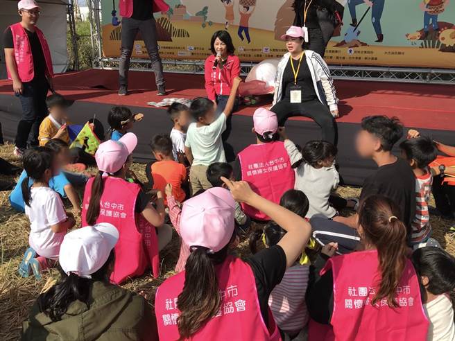 缘和同济会长也是关怀妇女保护协会理事长张家铵说，焢窑活动不仅是体验早期农村生活，藉由活动做公益回馈给社会。（市议员张家铵服务处提供）