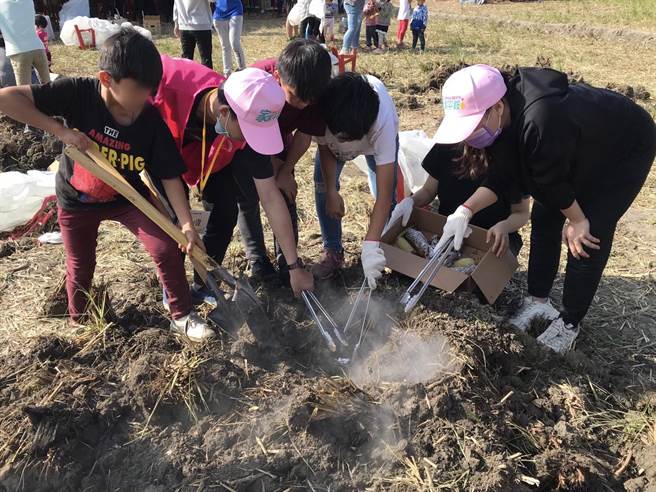 大人会带着小孩们前往田地，堆起土窑并放进一些简单的食材。（市议员张家铵服务处提供）