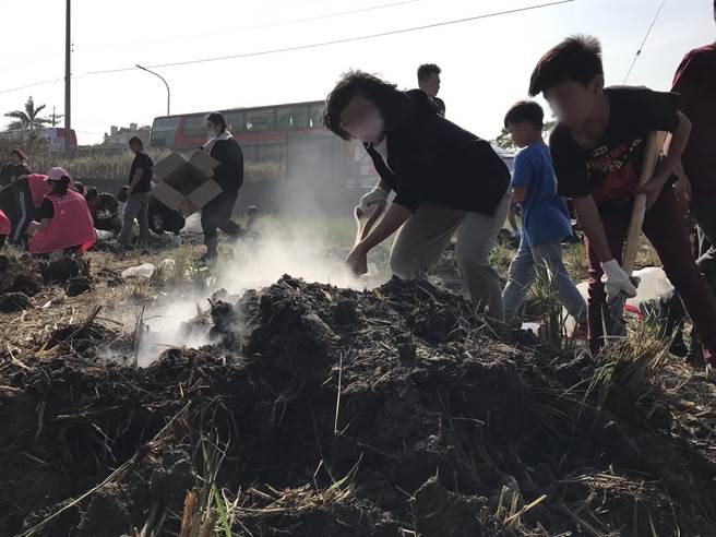 中午开窑用餐时，虽每一口食物穿插土味、焦味与香味，却都是特别的美味。（市议员张家铵服务处提供）