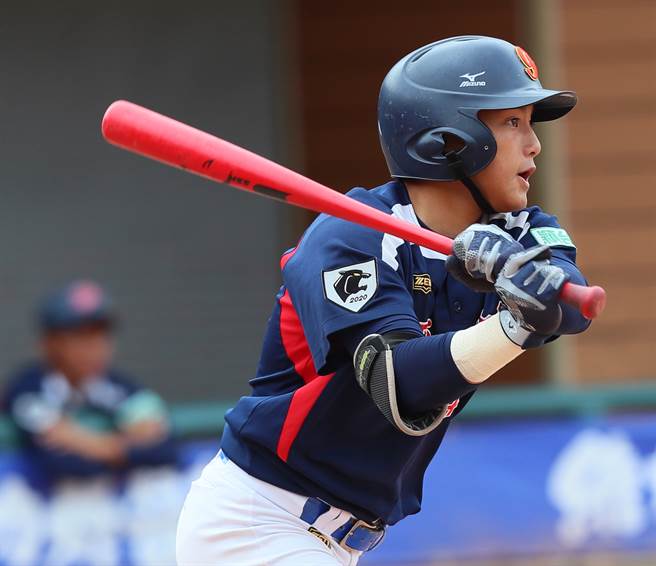 平镇高中二垒手黄勇传在冠军战打出胜利打点。（陈怡诚摄）