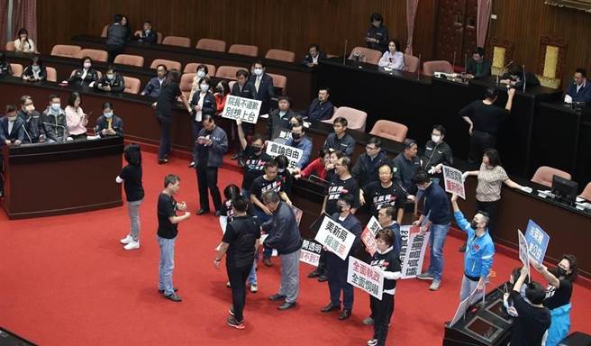 27日国民党与民进党立委抢占主席台与发言台。（资料照，姚志平摄）