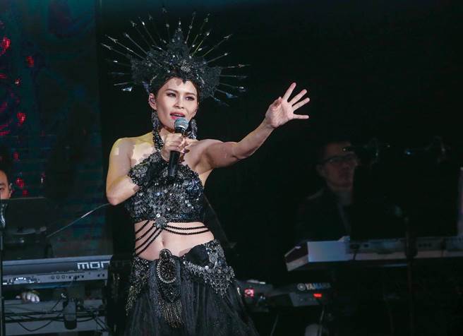 周蕙今晚在演唱会上身穿性感舞衣大跳肚皮舞。（粘耿豪摄）