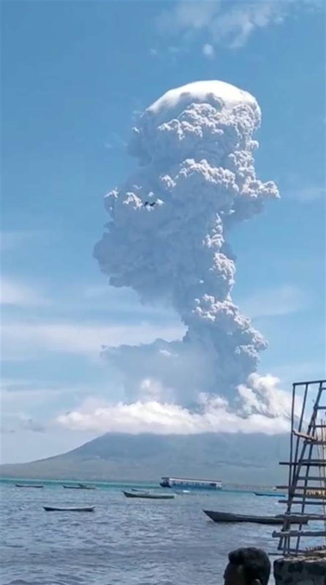 印尼伊利勒沃托洛火山暴发，火山灰直喷4000公尺。（路透）